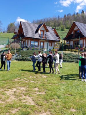 Uczestnicy projektu w trakcie grupowej zabawy edukacyjnej na zewnątrz